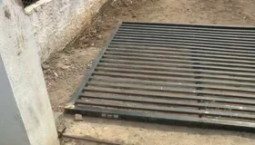 Criança morre após ser atingida por portão que caiu em residência no...