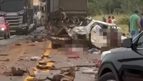 Colisão frontal entre carro e carreta deixa mortos e uma mulher ferida na...