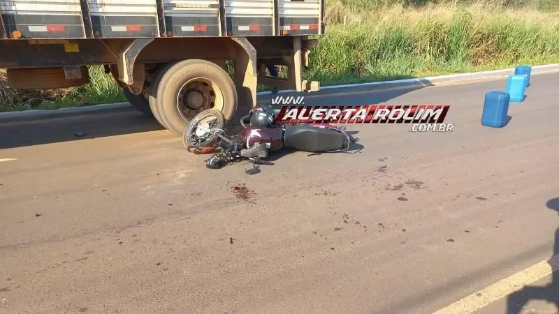 Jovem de 18 anos sofre traumatismo craniano em colisão entre moto e reboque em Rolim de Moura