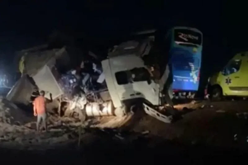 Colisão entre carreta e ônibus interestadual deixa 11 mortos e 46 feridos em Lucas do Rio Verde (MT)