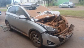 HB20 Fica Parcialmente Destruído Após Colidir na Traseira de Caminhão, em...