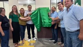 Laerte Gomes marca presença na entrega da Escola Pequeno Príncipe