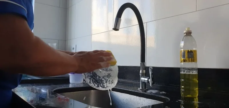 O que não deve descer pelo ralo: guia prático para evitar entupimentos e proteger sua rede de esgoto