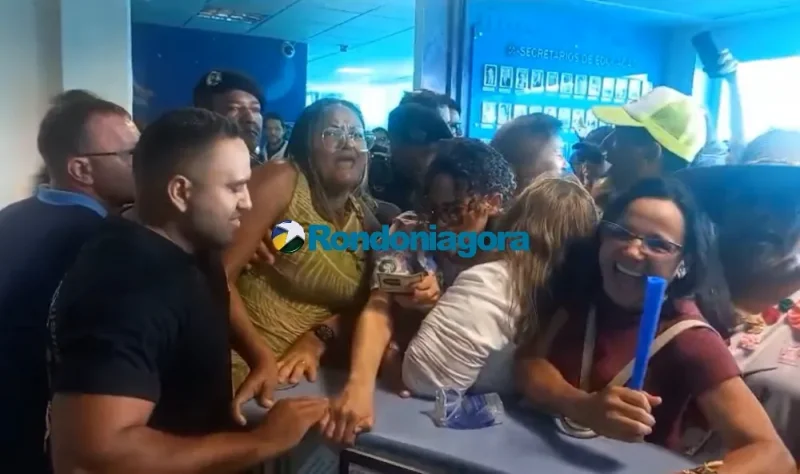 Professores em greve invadem sede do governo em Porto Velho e seguem para a Seduc em protesto