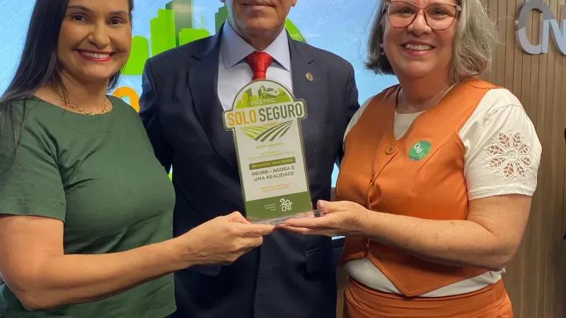 Foto 1 da matéria: Rolim de Moura recebe em Brasília o Prêmio Solo Seguro 2024/2025 por regularização fundiária