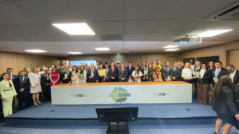 Foto 2 da matéria: Rolim de Moura recebe em Brasília o Prêmio Solo Seguro 2024/2025 por regularização fundiária
