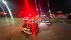 Carro capota após bater em meio-fio no bairro Centenário em Rolim de Moura
