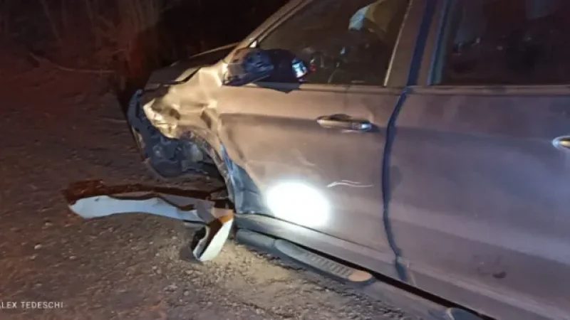 Foto 2 da matéria: Colisão entre duas caminhonetes deixa veículo destruído na Linha P-14, em Parecis