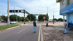 COMTRAN informa que semáforo no cruzamento da Avenida 25 de Agosto com...