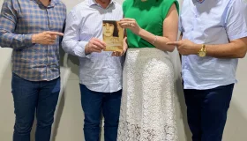 Doação de livros emociona em solenidade no gabinete da prefeitura de Rolim de...