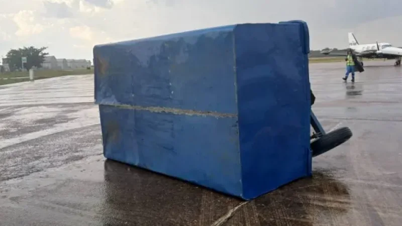 Foto 2 da matéria: Forte vendaval causa destruição em Vilhena e deixa rastro de prejuízos