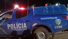 Homem agride esposa na frente do filho e é preso pela Polícia Militar em...