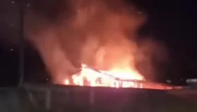 Incêndio destrói casa de madeira abandonada em Rolim de Moura