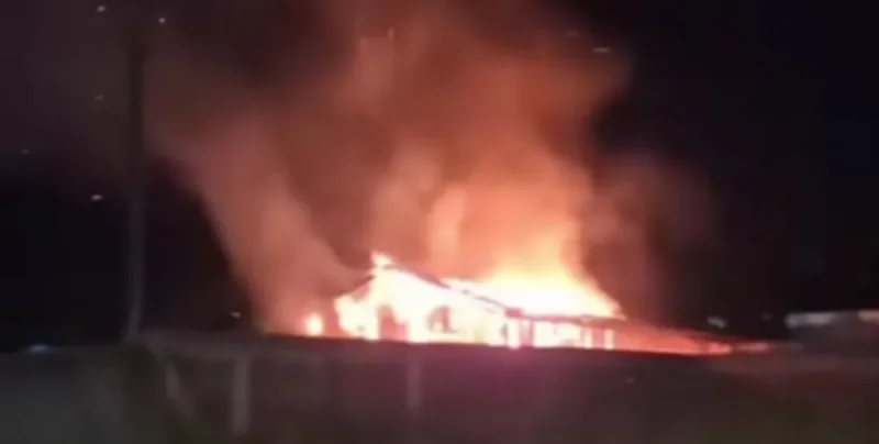 Incêndio destrói casa de madeira abandonada em Rolim de Moura