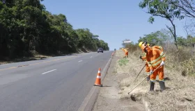 Nova 364 executa obras de melhoria no pavimento da BR-364 em sete municípios...