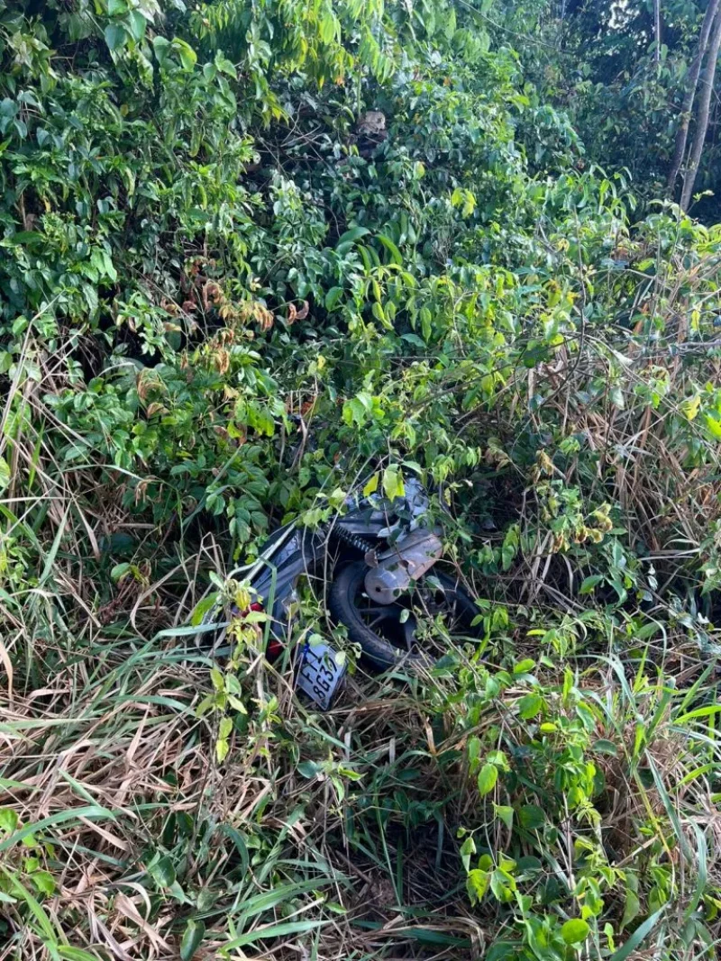 Polícia Militar encontra mais uma moto furtada escondida em matagal em Rolim de Moura