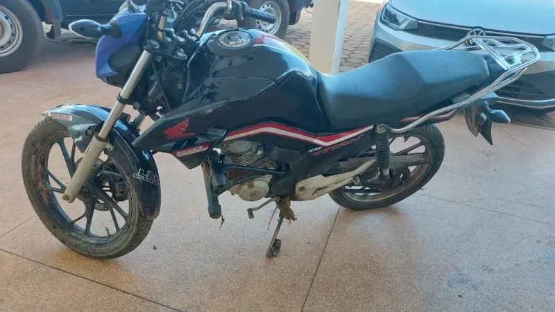 Foto 2 da matéria: Polícia Militar encontra mais uma moto furtada escondida em matagal em Rolim de Moura