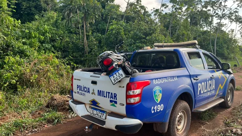 Foto 1 da matéria: Polícia Militar encontra mais uma moto furtada escondida em matagal em Rolim de Moura