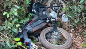 Polícia Militar recupera moto furtada escondida em matagal na zona rural de...