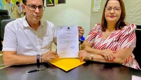 Prefeito Aldo Júlio e a secretária Sandra Miranda assinam ordem de serviço...