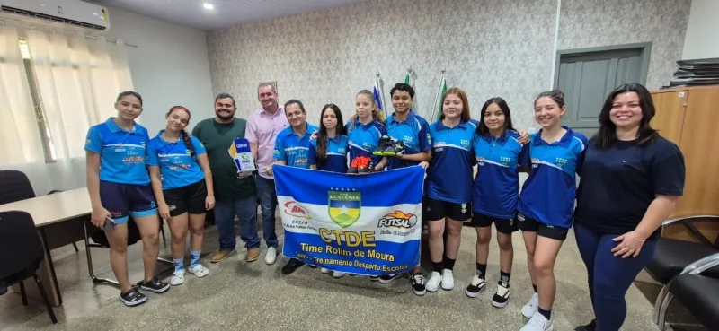 Superintendente de Educação entrega dois pares de chuteiras a equipe campeã do CTDE de Rolim de Moura