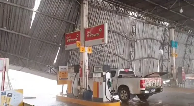 Temporal provoca desabamento de cobertura em posto de combustível em Comodoro (MT)