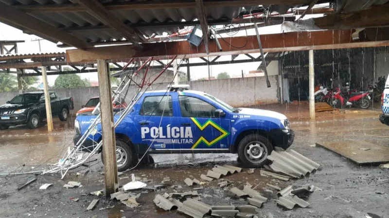 Torre de rádio da Polícia Militar cai durante temporal em São Miguel do Guaporé