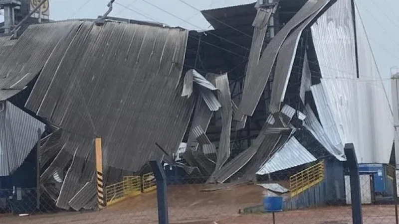 Foto 1 da matéria: Torre de rádio da Polícia Militar cai durante temporal em São Miguel do Guaporé