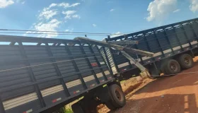 Caminhão boiadeiro atinge poste e causa queda de energia na zona rural de...