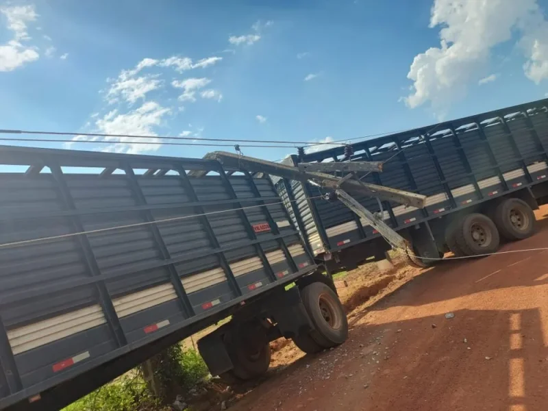 Caminhão boiadeiro atinge poste e causa queda de energia na zona rural de Rolim de Moura