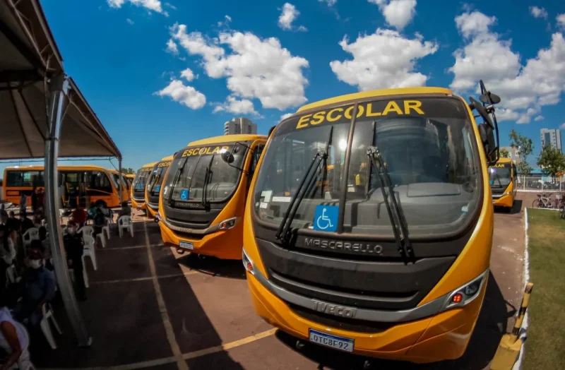 Governo de Rondônia entrega ônibus, vans e embarcações escolares para ampliar transporte estudantil no estado