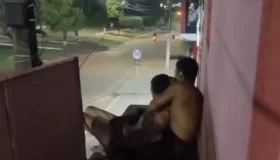 Criminoso é imobilizado por lutador durante tentativa de invasão a academia...