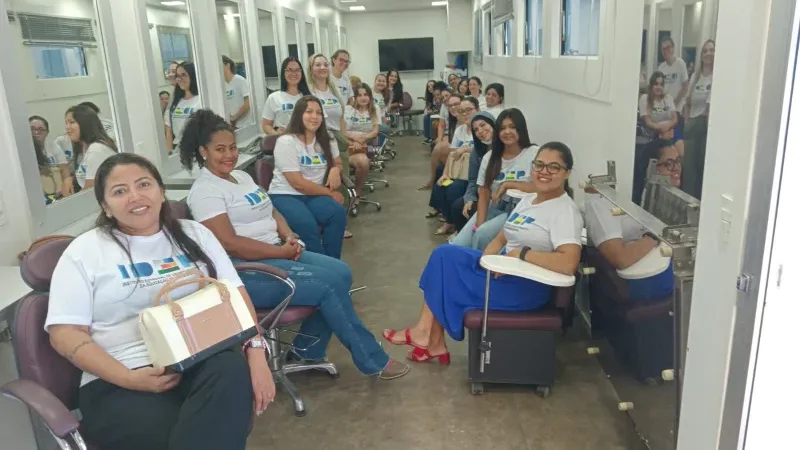 Foto 1 da matéria: Cursos são oferecidos em Rolim de Moura na Escola Móvel de Imagem Pessoal