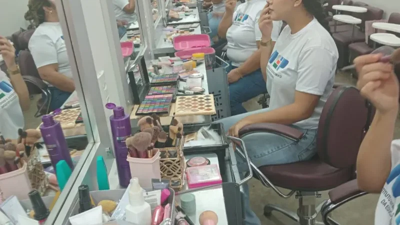 Foto 4 da matéria: Cursos são oferecidos em Rolim de Moura na Escola Móvel de Imagem Pessoal