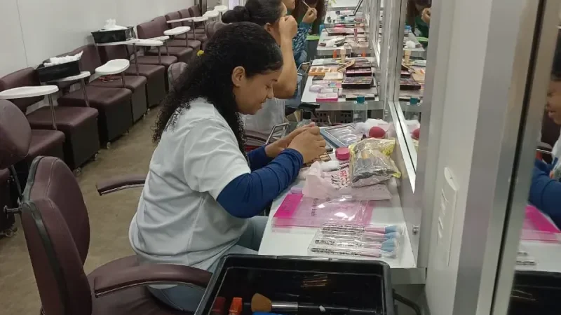Foto 6 da matéria: Cursos são oferecidos em Rolim de Moura na Escola Móvel de Imagem Pessoal