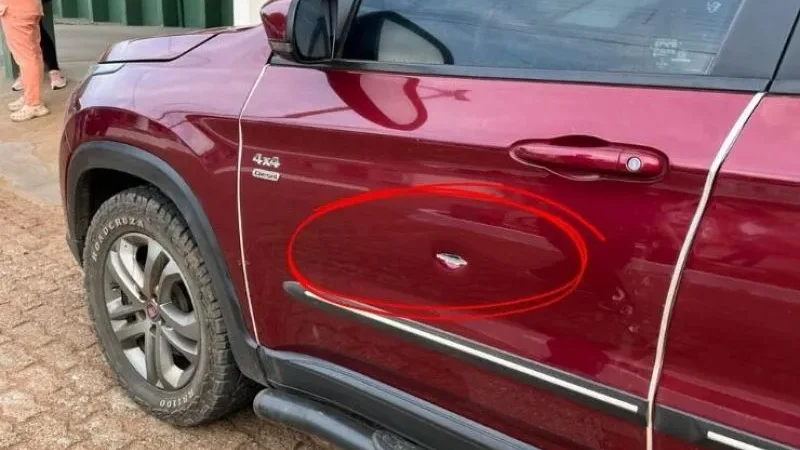 Foto 1 da matéria: Homem é baleado em frente ao Hospital Municipal de Alta Floresta d’Oeste; dupla em motocicleta fugiu após o crime