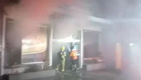 Incêndios destroem escritórios de empresa de internet em Colorado do Oeste e...