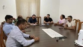 Ivan Vasconcelos, presidente da Câmara Municipal de Rolim de Moura, recebe o...