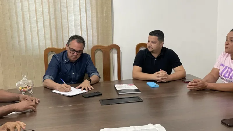Foto 3 da matéria: Ivan Vasconcelos, presidente da Câmara Municipal de Rolim de Moura, recebe o vice-governador Sérgio Gonçalves na Casa Legislativa