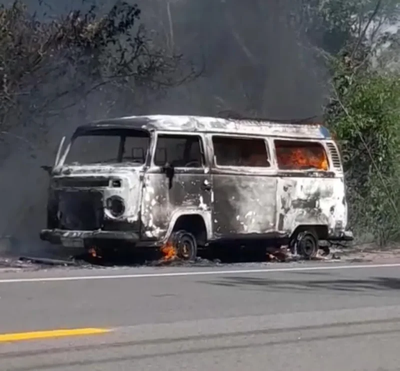Kombi pega fogo e família de Alvorada do Oeste escapa de tragédia na BR-364, próximo a Vilhena