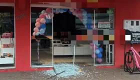 Loja de calçados é arrombada durante a madrugada no centro de Rolim de Moura
