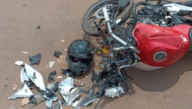 Motociclista sofre traumatismo craniano após ser atingido por carro que fugiu...