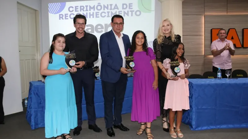 Foto 29 da matéria: Prefeito Aldo Júlio participa de cerimônia de premiação do SAERO 2024 e destaca conquistas da educação de Rolim de Moura