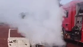 Carro pega fogo na RO-010 próximo à linha 196, em Rolim de Moura
