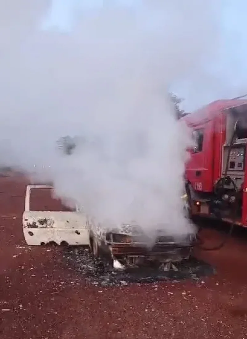 Carro pega fogo na RO-010 próximo à linha 196, em Rolim de Moura