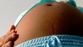 Adolescente grávida é agredida pelo marido e expulsa de casa durante a noite...