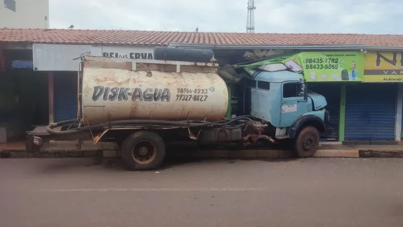 Foto 3 da matéria: Caminhão invade loja do Camelô após falha mecânica no centro de Rolim de Moura