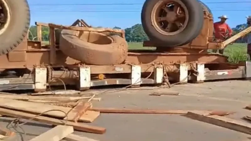 Foto 2 da matéria: Carreta tomba na RO-010 e motorista fica ferido em Rolim de Moura
