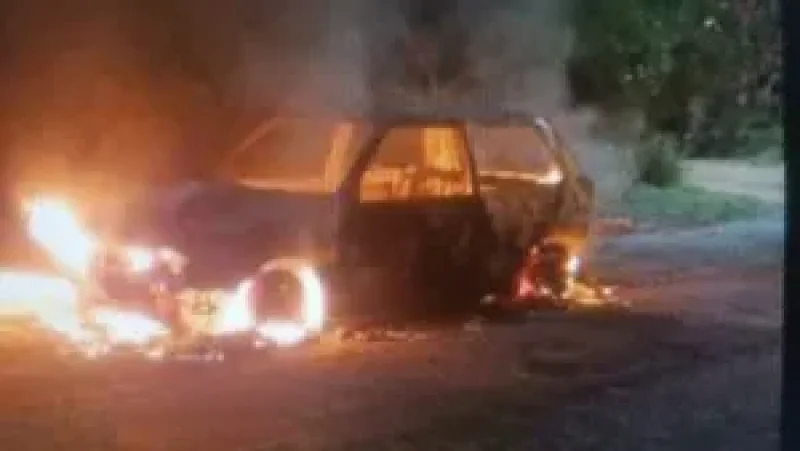 Carro é destruído por incêndio durante a madrugada em Seringueiras