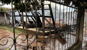 Casa é incendiada em Alvorada do Oeste nesta quinta-feira (27)